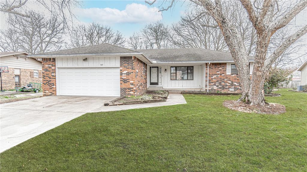 601 Valley West Drive, Rogers, AR 72756