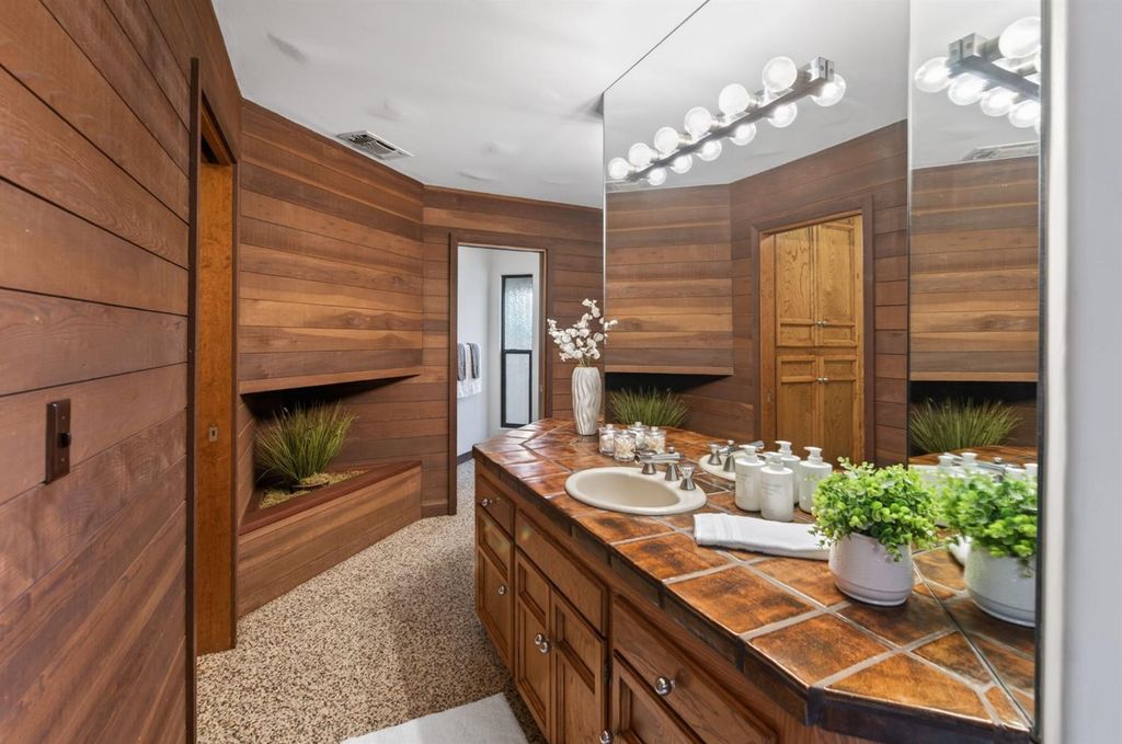 Image 42 of property listing at 7621 N Laguna Vista Avenue, Fresno, CA 93711