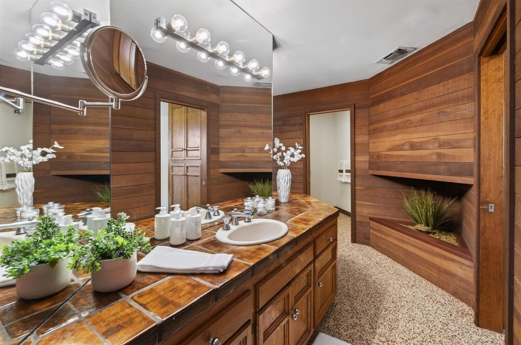 Image 43 of property listing at 7621 N Laguna Vista Avenue, Fresno, CA 93711