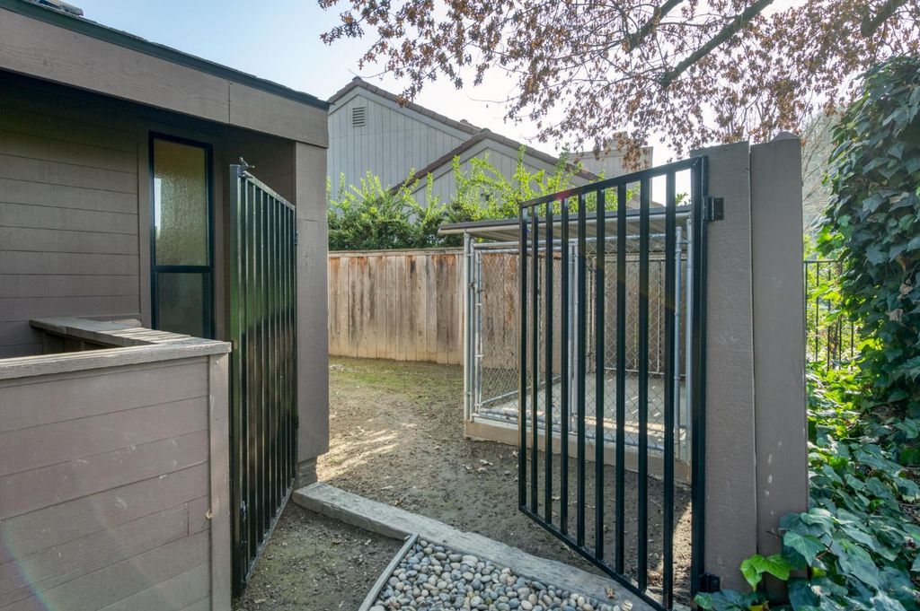 Image 74 of property listing at 7621 N Laguna Vista Avenue, Fresno, CA 93711