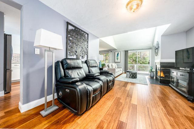 21 Rolling Green Lane, Mashpee, MA 02649