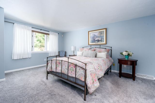 21 Rolling Green Lane, Mashpee, MA 02649