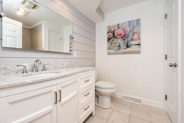 21 Rolling Green Lane, Mashpee, MA 02649