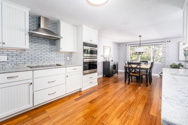 21 Rolling Green Lane, Mashpee, MA 02649