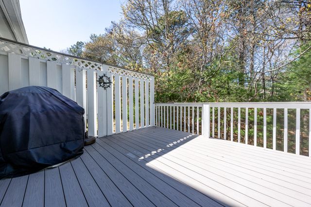 21 Rolling Green Lane, Mashpee, MA 02649