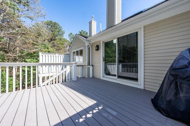 21 Rolling Green Lane, Mashpee, MA 02649