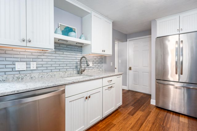 21 Rolling Green Lane, Mashpee, MA 02649