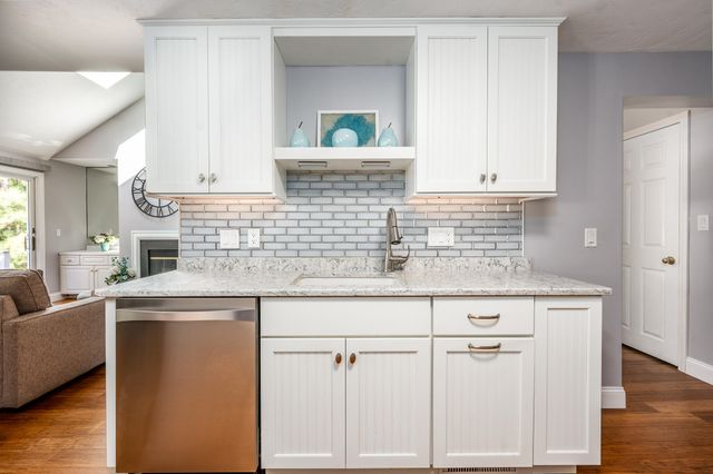 21 Rolling Green Lane, Mashpee, MA 02649
