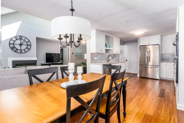 21 Rolling Green Lane, Mashpee, MA 02649