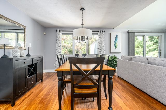 21 Rolling Green Lane, Mashpee, MA 02649