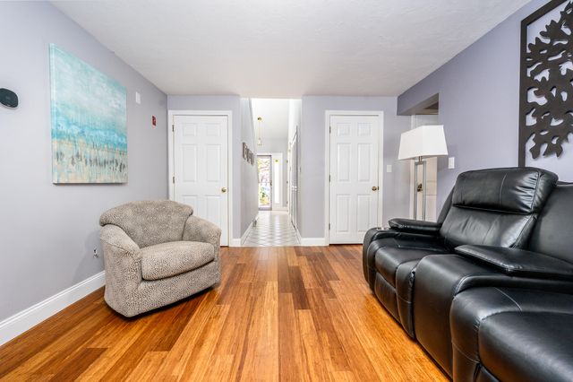 21 Rolling Green Lane, Mashpee, MA 02649