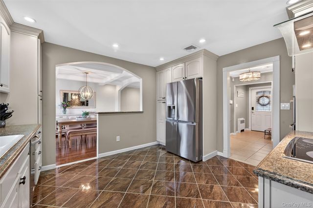 661 Garner Place, East Meadow, NY 11554