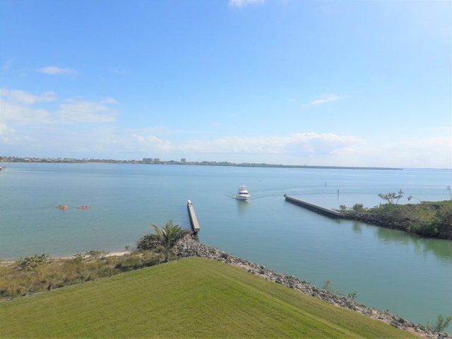 4 Harbour Isle Drive E Ph-4, Fort Pierce, FL 34949
