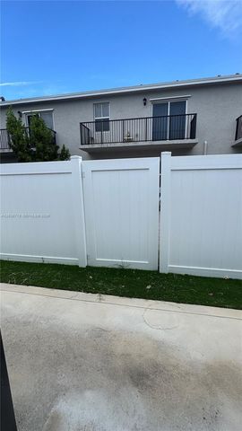 834 SE 16th Court, Homestead, FL 33034
