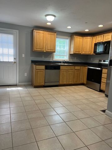 17 Foster St 14, Brockton, MA 02301