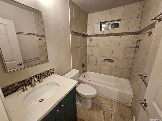 12214 NORTHLEDGE DR, Live Oak, TX 78233