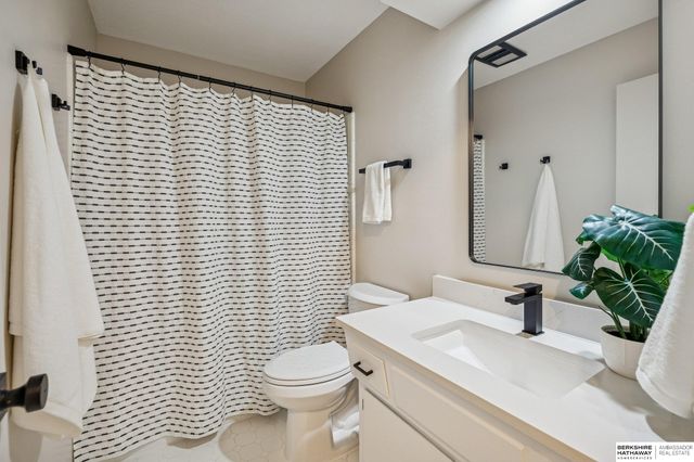 13233 Cedar Circle, Omaha, NE 68144