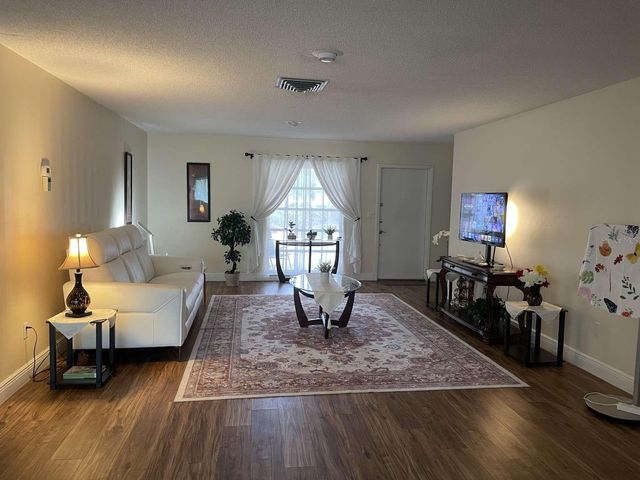 5624 PALM AIRE DRIVE V105, Sarasota, FL 34243