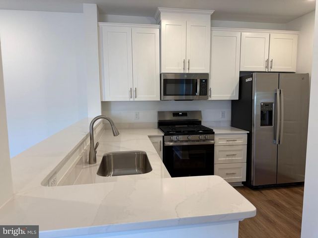 2204 PRINCE HALL DR, Pennington, NJ 08534