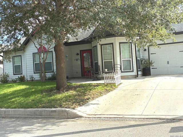 1408 S 2ND ST, Floresville, TX 78114