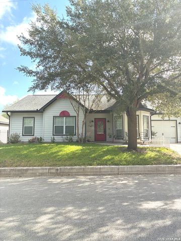 1408 S 2ND ST, Floresville, TX 78114