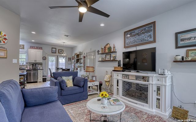 1408 S 2ND ST, Floresville, TX 78114