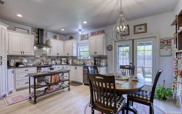 1408 S 2ND ST, Floresville, TX 78114