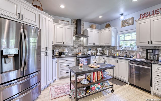 1408 S 2ND ST, Floresville, TX 78114
