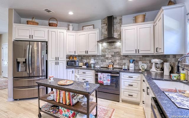 1408 S 2ND ST, Floresville, TX 78114