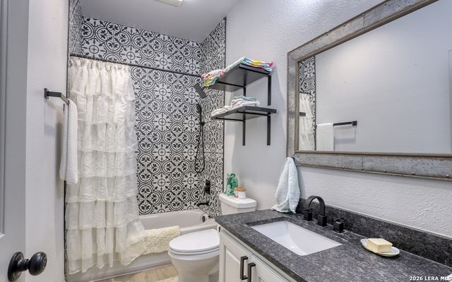 1408 S 2ND ST, Floresville, TX 78114