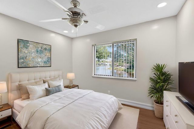 32 Wimbledon Lake 221, Plantation, FL 33324