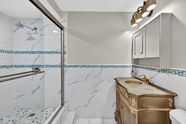 32 Wimbledon Lake 221, Plantation, FL 33324