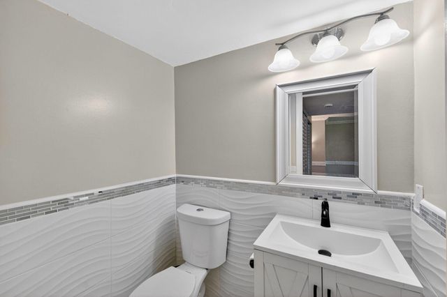 32 Wimbledon Lake 221, Plantation, FL 33324