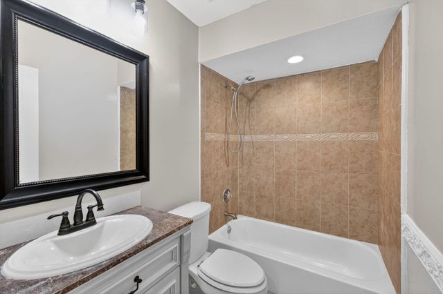 32 Wimbledon Lake 221, Plantation, FL 33324