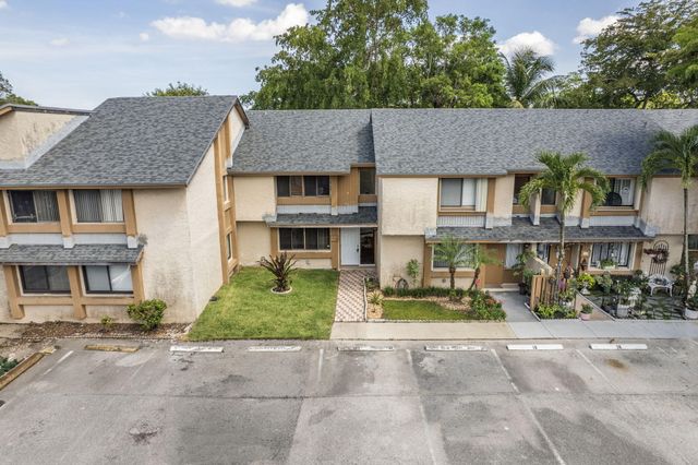 32 Wimbledon Lake 221, Plantation, FL 33324