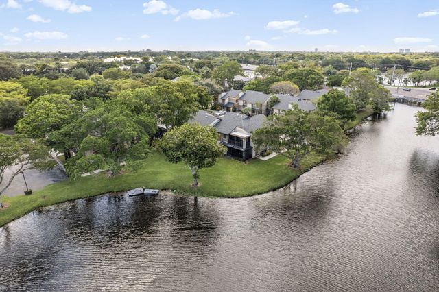 32 Wimbledon Lake 221, Plantation, FL 33324