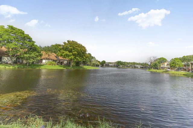 32 Wimbledon Lake 221, Plantation, FL 33324