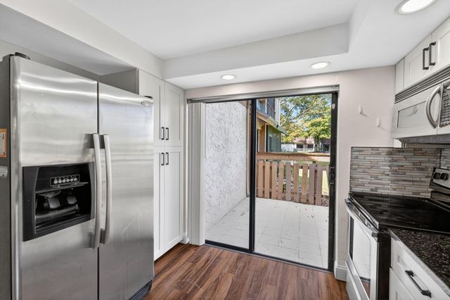 32 Wimbledon Lake 221, Plantation, FL 33324
