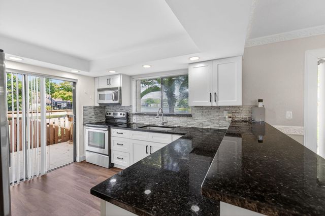 32 Wimbledon Lake 221, Plantation, FL 33324