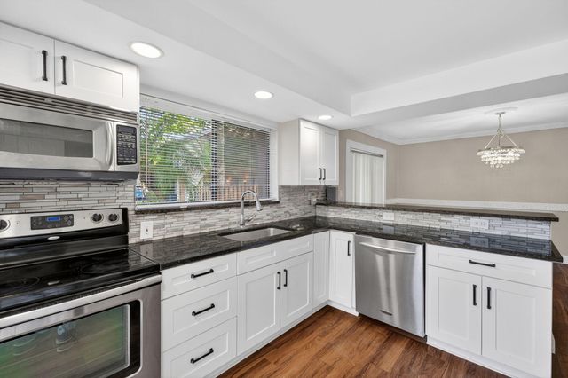 32 Wimbledon Lake 221, Plantation, FL 33324