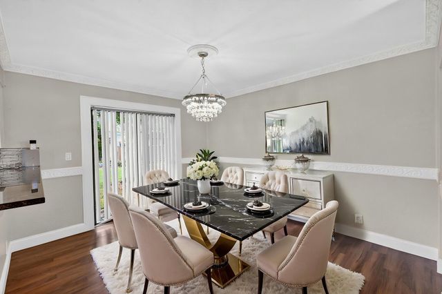 32 Wimbledon Lake 221, Plantation, FL 33324