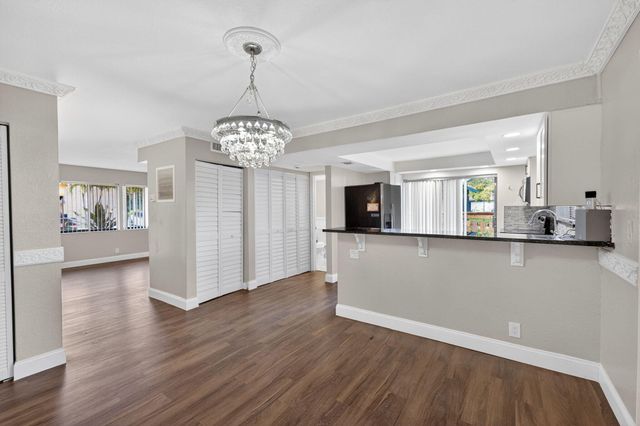 32 Wimbledon Lake 221, Plantation, FL 33324