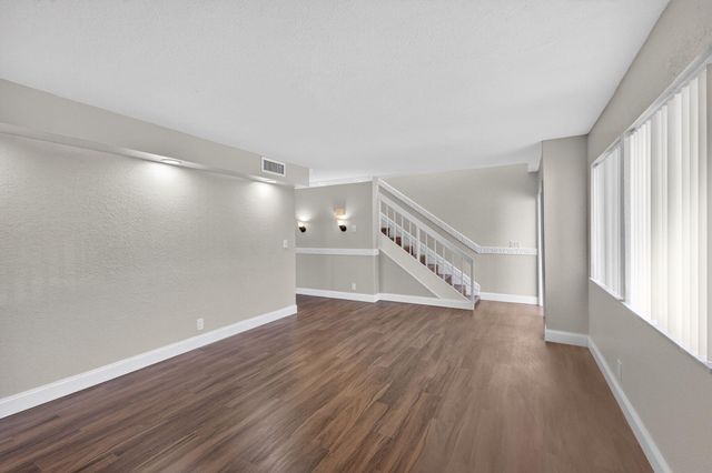 32 Wimbledon Lake 221, Plantation, FL 33324
