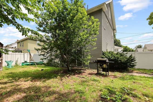 31 Alderman St, Holyoke, MA 01040