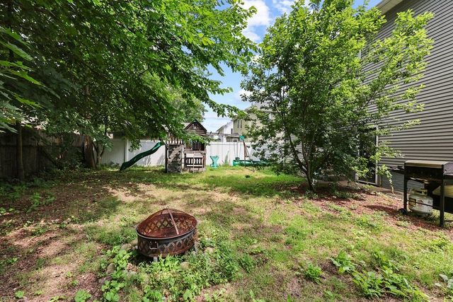 31 Alderman St, Holyoke, MA 01040