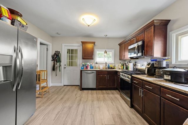 31 Alderman St, Holyoke, MA 01040
