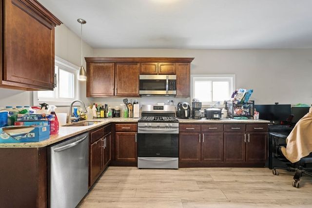 31 Alderman St, Holyoke, MA 01040