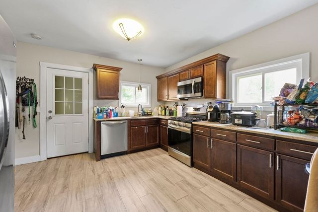 31 Alderman St, Holyoke, MA 01040