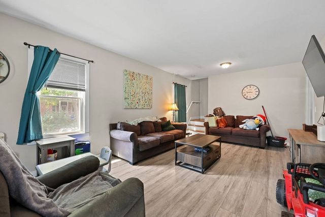 31 Alderman St, Holyoke, MA 01040