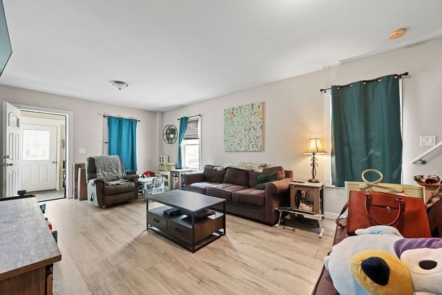 31 Alderman St, Holyoke, MA 01040